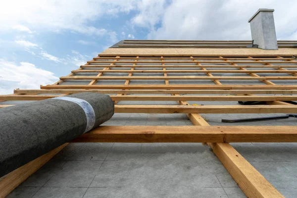 Proceso de construcción de un nuevo techo de madera en el marco de madera h —  Fotos de Stock