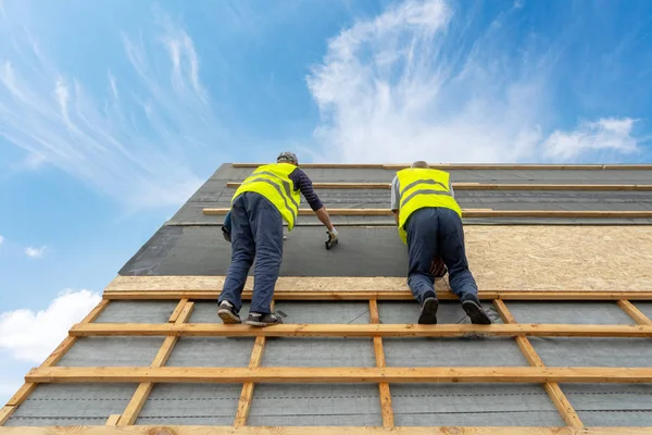 Building construction process of new wooden roof on wood frame h — Stock Photo, Image