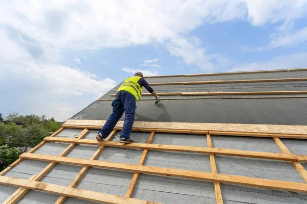 Processo de construção de construção de novo telhado de madeira no quadro de madeira h — Fotografia de Stock