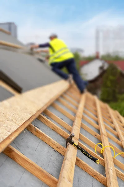 Costruzione di un nuovo tetto in legno su telaio in legno h — Foto Stock