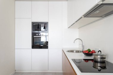 Rahat düz modern iç beyaz modern mutfak odası