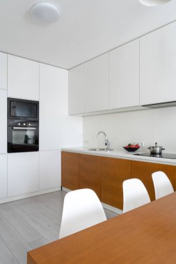 Rahat düz modern iç beyaz modern mutfak odası