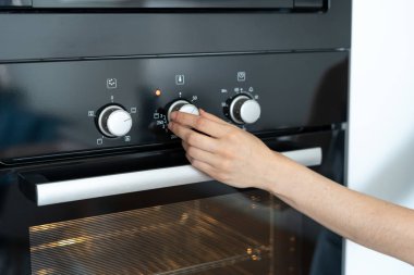 Kadın seçim programı çevirmenlik anahtarı modern fırında inşa