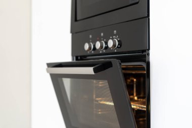 Modern beyaz mutfak açık cam kapı ile fırında inşa