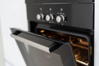 Modern beyaz mutfak açık cam kapı ile fırında inşa