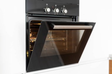 Modern beyaz mutfak açık cam kapı ile fırında inşa