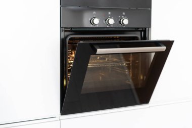 Modern beyaz mutfak açık cam kapı ile fırında inşa