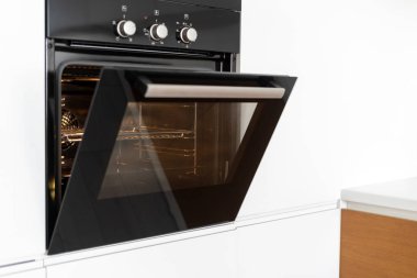 Modern beyaz mutfak açık cam kapı ile fırında inşa