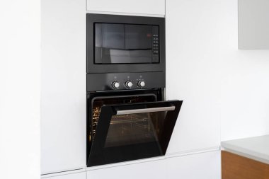 Modern beyaz mutfak açık cam kapı ile fırında inşa