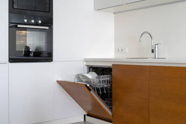 Mutfakta tabak ve bardak ile modern bulaşık makinesi açıldı 