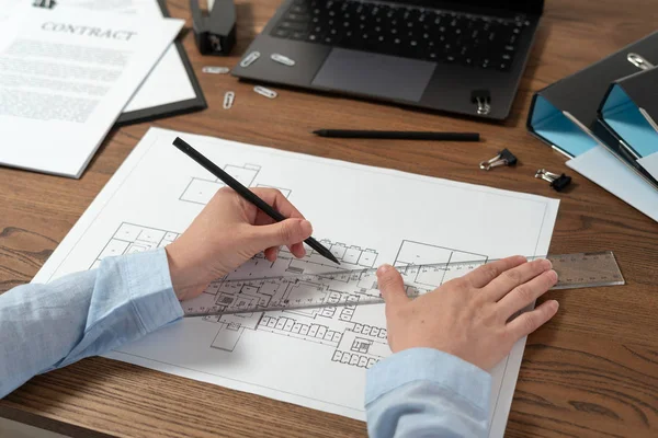 Femme travaillant derrière une table en bois au bureau — Photo