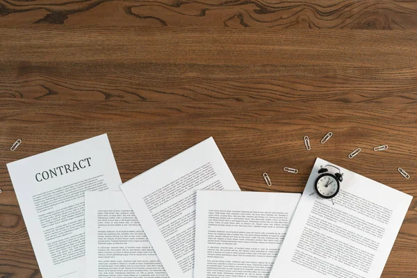 Dokument och kontrakt på träbord i Office — Stockfoto