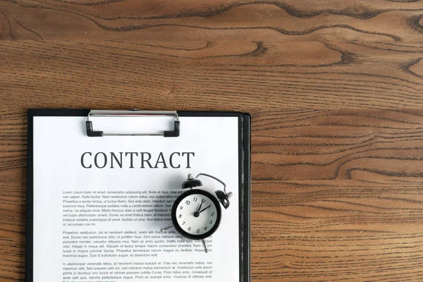 Documentos e contrato sobre mesa de madeira no escritório — Fotografia de Stock