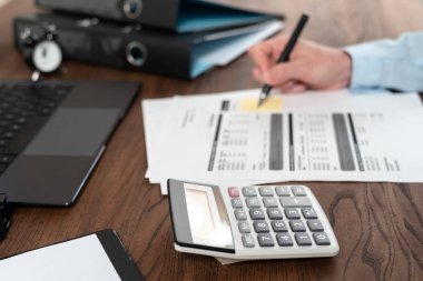 Ofiste ahşap masa arkasında çalışan kadın