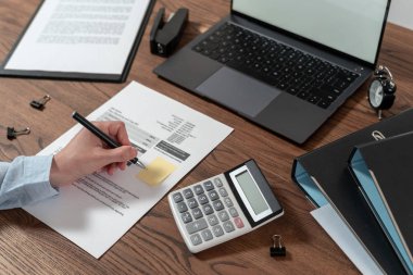 Ofiste ahşap masa arkasında çalışan kadın