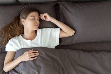 Sabah yatakta Uyuyan Genç Yetişkin kadın
