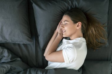 Sabah yatakta Uyuyan Genç Yetişkin kadın