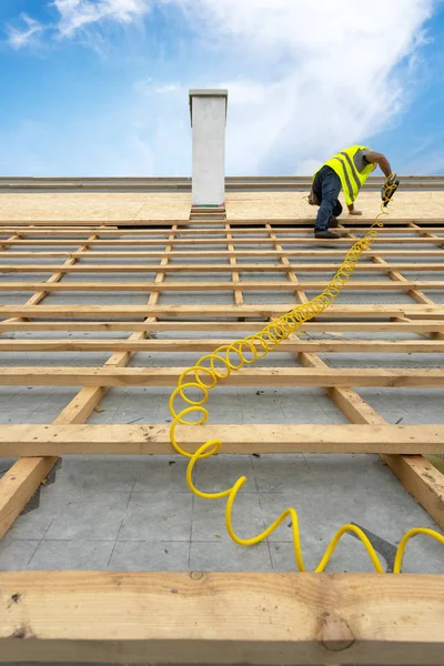 Processo de construção de construção de novo telhado de madeira no quadro de madeira h — Fotografia de Stock