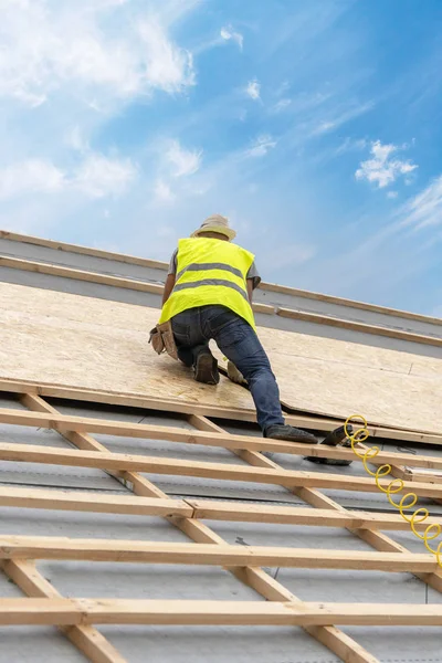 Costruzione di un nuovo tetto in legno su telaio in legno h — Foto Stock