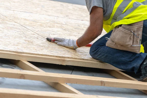 Costruzione di un nuovo tetto in legno su telaio in legno h — Foto Stock