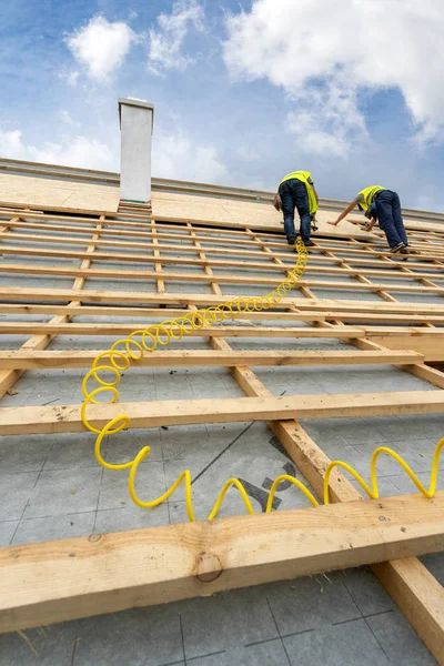 Строительство новой деревянной крыши на деревянной раме h — стоковое фото