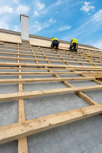 Costruzione di un nuovo tetto in legno su telaio in legno h — Foto Stock