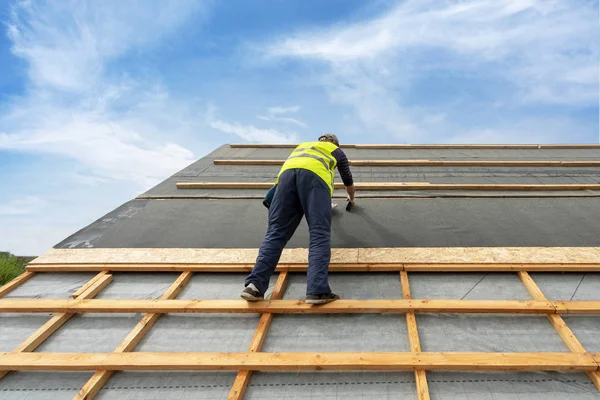 Costruzione di un nuovo tetto in legno su telaio in legno h — Foto Stock