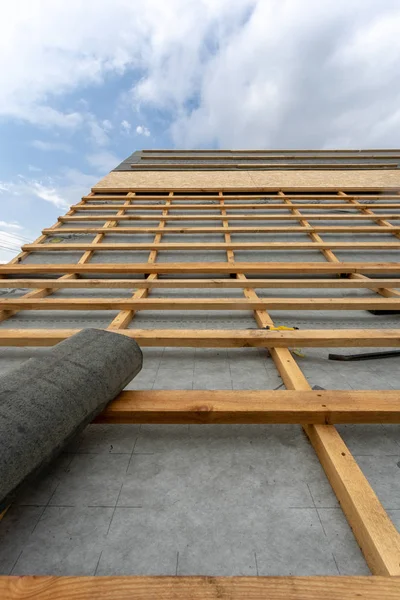 Bouwproces van nieuw houten dak op houten frame h — Stockfoto