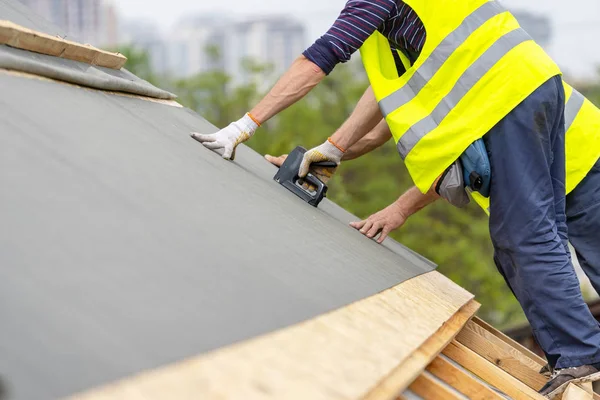 Proceso de construcción de un nuevo techo de madera en el marco de madera h — Foto de Stock