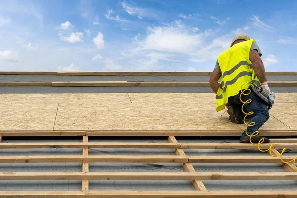Bauprozess des neuen Holzdaches auf Holzrahmen — Stockfoto