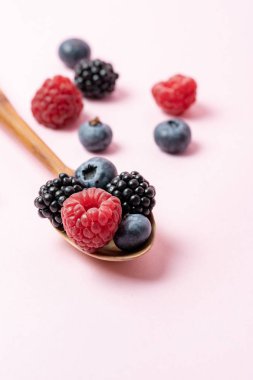 Kaşıkta olgun meyveile farklı karışımı makro görünümü