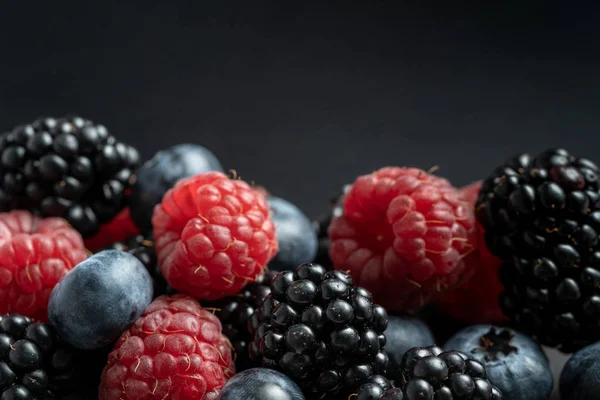 Macro vista de la mezcla con arándanos maduros, moras y frutas de frambuesa —  Fotos de Stock