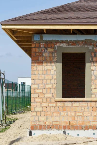 Строительство нового и современного кирпичного дома — стоковое фото