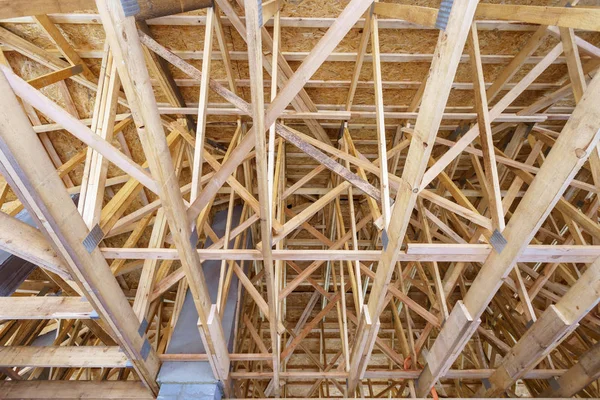 Vista de baixo ângulo da nova casa em construção — Fotografia de Stock