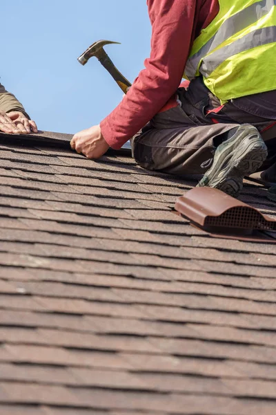Workman installer élément de toit de tuile sur une nouvelle maison en construction — Photo
