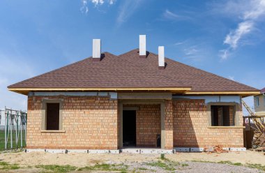 Yapım aşamasında yeni ve modern tuğla ev