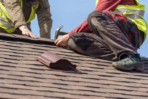 Workman instalar elemento de telhado de telha em nova casa em construção — Fotografia de Stock