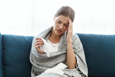 Evde hasta ve genç yetişkin kadın