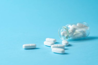 Mavi arka plan üzerinde tıbbi hapları Stüdyo çekim