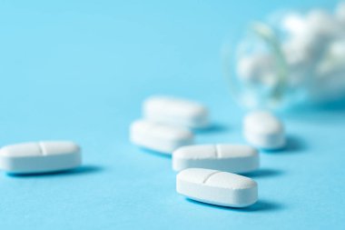 Mavi arka plan üzerinde tıbbi hapları Stüdyo çekim
