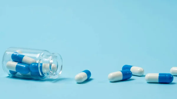 Edzőtermi lövés az orvosi tabletták kék háttér — Stock Fotó