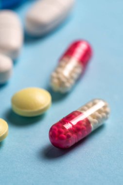 Mavi arka plan üzerinde tıbbi hapları Stüdyo çekim