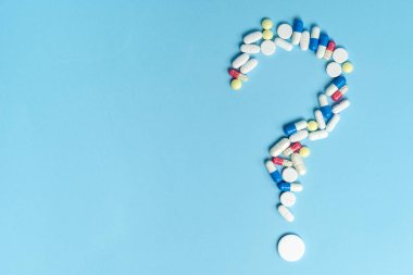 Mavi arka plan üzerinde tıbbi hapları Stüdyo çekim