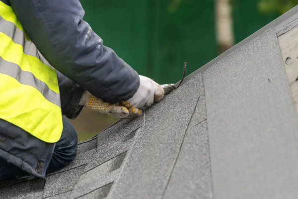 Workman install tile on roof of new house under construction — Stock Photo, Image