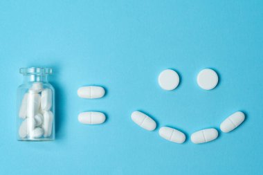 Mavi arka plan üzerinde tıbbi hapları Stüdyo çekim