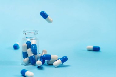 Mavi arka plan üzerinde tıbbi hapları Stüdyo çekim