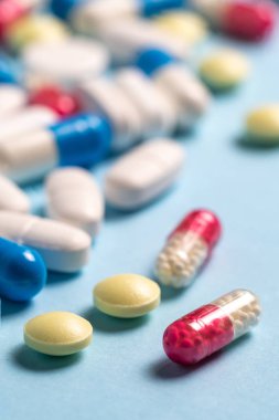 Mavi arka plan üzerinde tıbbi hapları Stüdyo çekim
