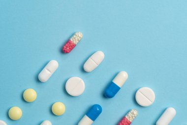 Mavi arka plan üzerinde tıbbi hapları Stüdyo çekim