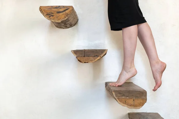Молода доросла жінка стоїть на дерев'яних сходах — стокове фото