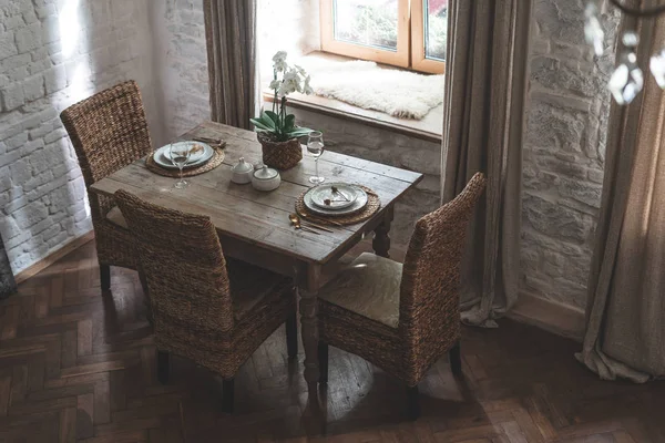 Cadre de table avec vaisselle et orchidée blanche — Photo